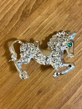 Vtg pony/unicorn brooch on silver tone w/rhinestones, green eye 1 3/4”